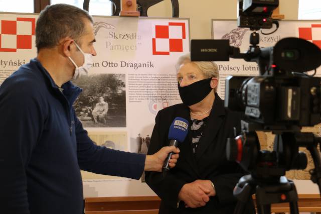 Danuta Draganik w krótkiej relacji na temat lotników. W tle plansza poświęcona plut. Janowi Otto Draganikowi.