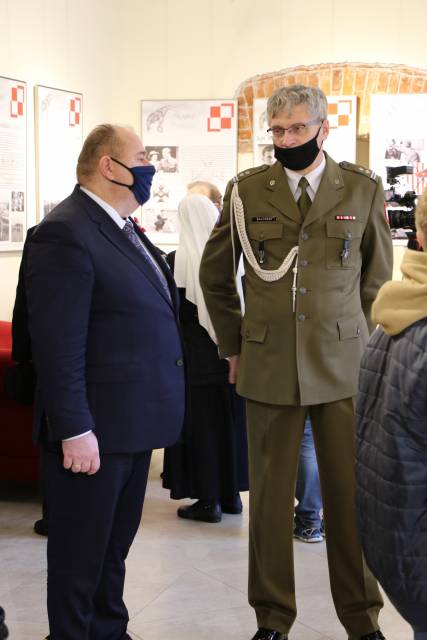 Wystawa "Skrzydła Pamięci" poświęcona lotnikom z ziemi jarosławskiej - burmistrz W. Paluch oraz komendant WKU ppłk Robert Bajorski