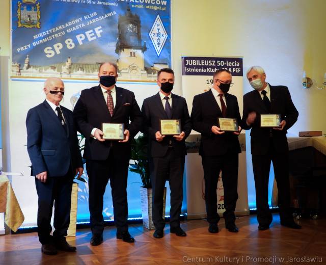 Prezes klubu Zbigniew Guzowski wraz z wyróźnionymi okolicznościowymi medalami. Od prawej: Tadeusz Pamięta, Stanisław Kłopot, Marcin Zaborniak, Waldemar Paluch.