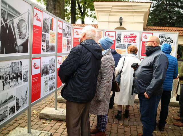 Wystawa okolicznościowa przed kościołem, fot. H. Grymuza