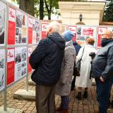 Wystawa okolicznościowa przed kościołem, fot. H. Grymuza