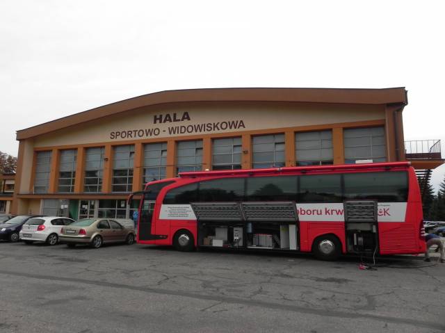 Wizyta krwiobusa przed Halą Sportową MOSiR