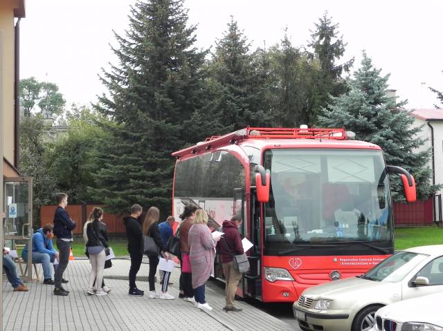 Wizyta krwiobusa przed Halą Sportową MOSiR