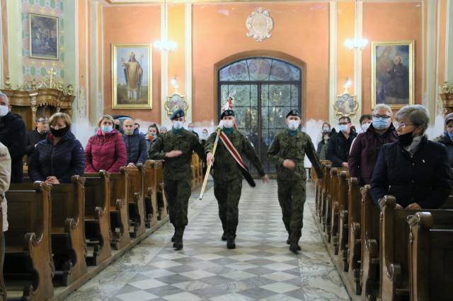 Wprowadzenie sztandaru wojskowego podczas uroczystej mszy św. w jarosławskiej kolegiacie.