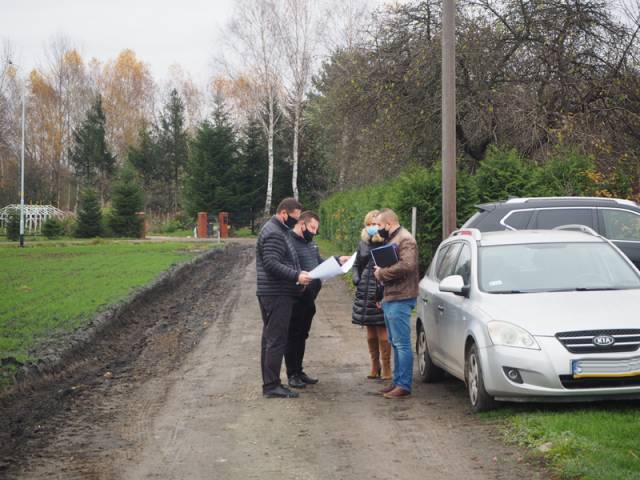 Pracownicy urzędy z przedstawicielem wykonawcy na drodze łączącej ul. Kamienną z ul. Lipową. 