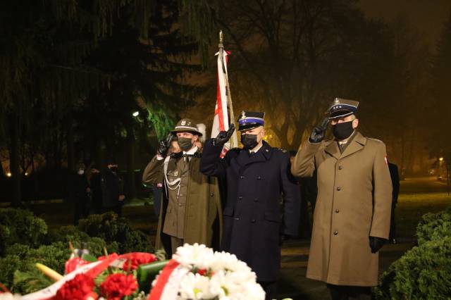 Kwiaty pod pomnikiem  bł. ks. Jerzego Popiełuszki złożyli przedstawiciele służb mundurowych