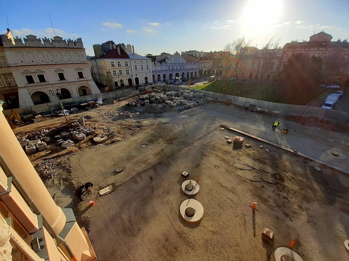 Widok z balkonu ratusza na powierzchnię rynku.