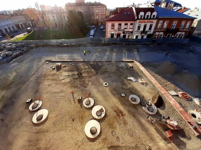 Widok z balkonu ratusza na powierzchnię rynku.