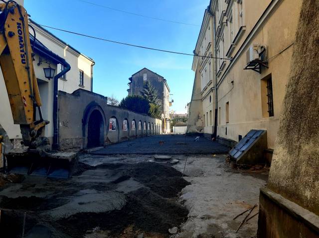 Widok na ul. Trybunalską w trakcie prac remontowych. 