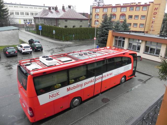 Widok na krwiobus zaparkowany przed halą sportową MOSiR