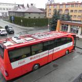 Widok na krwiobus zaparkowany przed halą sportową MOSiR