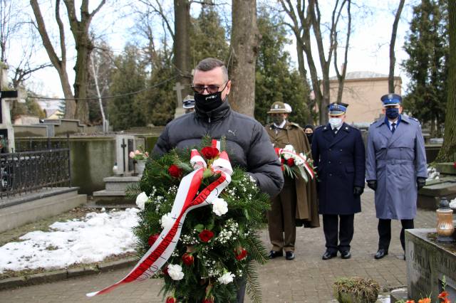 Przedstawiciel PWSTE z wiązanką kwiatów