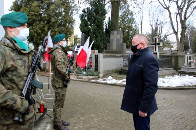 Zastępca burmistrza Wiesław Pirożek przed tablicą poświęconą uczestnikom Powstania Styczniowego pochodzącym z ziemi jarosławskiej oraz bohaterowi płk. Leonowi Czechowskiemu