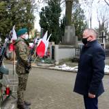 Zastępca burmistrza Wiesław Pirożek przed tablicą poświęconą uczestnikom Powstania Styczniowego pochodzącym z ziemi jarosławskiej oraz bohaterowi płk. Leonowi Czechowskiemu