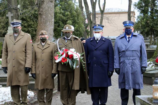 Przedstawiciele służb mundurowych: policji, wojska i straży pożarnej