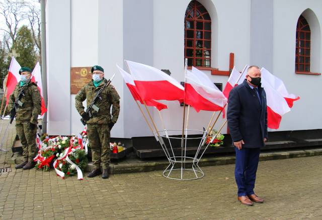 Zastępca burmistrza Wiesław Piroże oraz żołnierze 14.Jarosławskiego Dywizjonu Artylerii Samobieżnej im. gen. bryg. Wacława Wieczorkiewicza