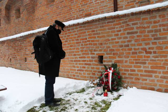 Dr hab. prof. Wacław Wierzbieniec z Zakładu Historii i Kultury Żydów w Instytucie Historii UR w symbolicznym miejscu kaźni przy murach jarosławskiego Opactwa