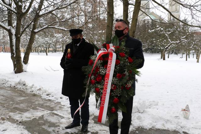 Prof. W. Wierzbieniec i zastępca burmistrza W. Pirożek przed złożeniem kwiatów