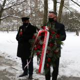 Prof. W. Wierzbieniec i zastępca burmistrza W. Pirożek przed złożeniem kwiatów