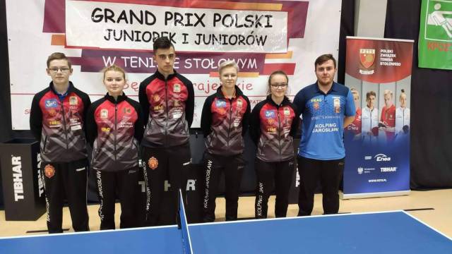 Zawodnicy Kolpingu Jarosław z trenerem Mateuszem Czernikiem podczas Grand Prix Polski Juniorek i Juniorów