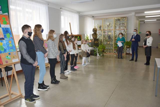 Spotkanie laureatów konkursu z dyrektorem szkoły Grażyną Sobczuk oraz Inspektorem Danych Osobowych Arkadiuszem Korbelakiem