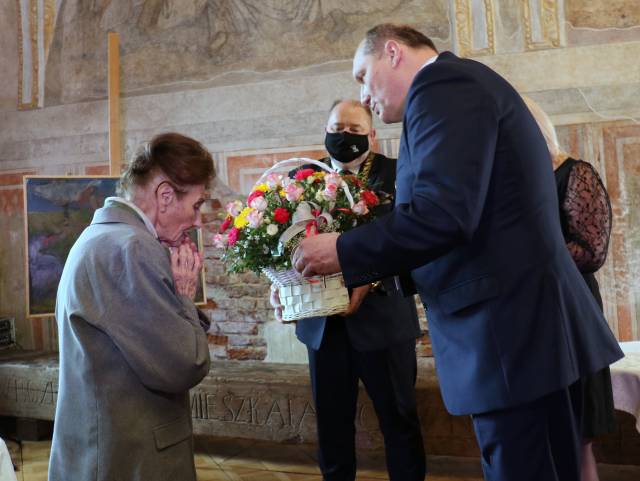 Gratulacje Honorowej Obywatelce Miasta Jarosławia składa Przewodniczący Rady Miasta Jarosławia Szczepan Łąka