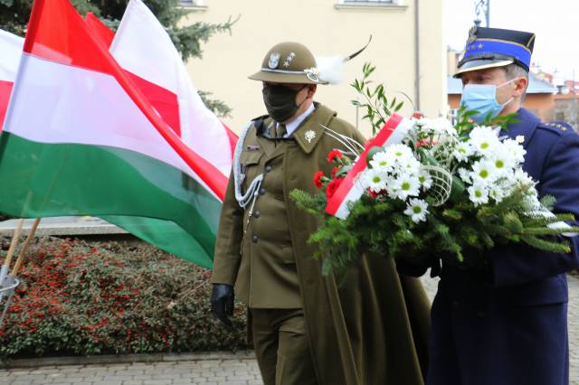 Przedstawiciele służb mundurowych składają kwiaty przed pomnikiem przyjaźni polsko-węgierskiej