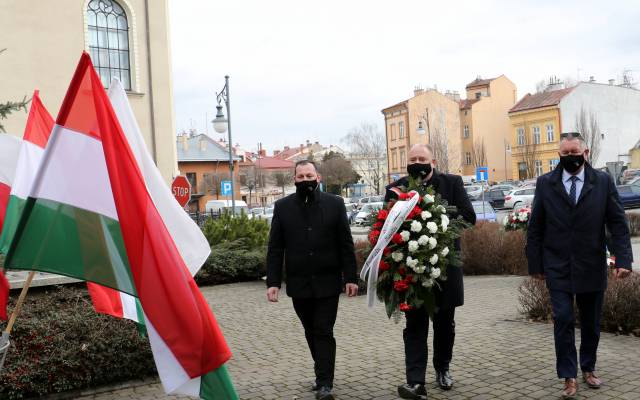 Burmistrz Waldemar Paluch, zastępca Wiesław Pirożek, sekretarz Krzysztof Strent z wiązanką kwiatów  