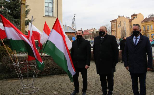 Burmistrz Waldemar Paluch, zastępca Wiesław Pirożek, sekretarz Krzysztof Strent przed pomnikiem przyjaźni polsko-węgierskiej  