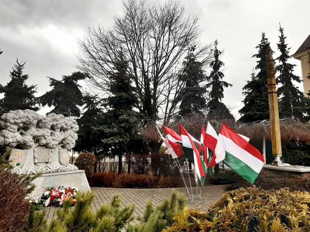 Pomnik przyjaźni polsko-węgierskiej oraz kopijnik z flagami węgierskimi i polskimi w tle 