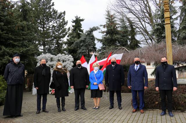 Uczestnicy uroczystości przed pomnikiem przyjaźni polsko-węgierskiej 