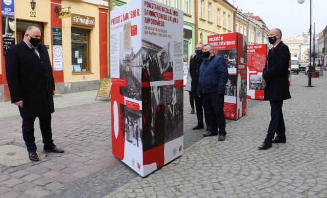 Uczestnicy otwarcia wystawy "Tu rodziła się Solidarność"