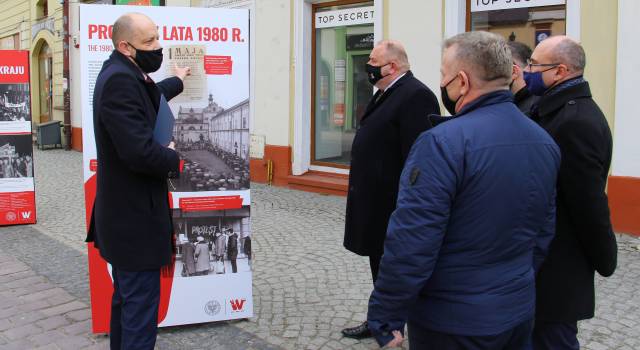 Naczelnik oddz. Biura Edukacji Narodowej IPN w Rzeszowie Jakub Izdebski otwiera wystawę "Tu rodziła się Solidarność"