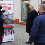 Naczelnik oddz. Biura Edukacji Narodowej IPN w Rzeszowie Jakub Izdebski otwiera wystawę "Tu rodziła się Solidarność"