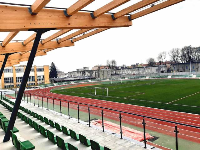 Widok na stadion z krytej trybuny.