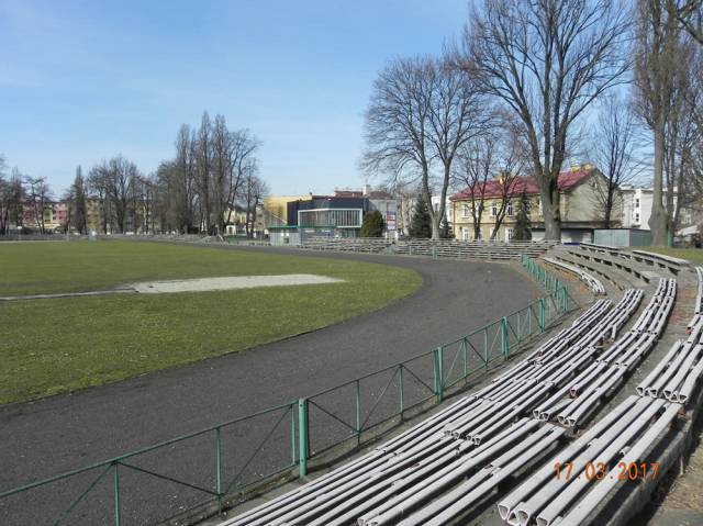 Teren przed budową nowego obiektu lekkoatletycznego w Jarosławiu. Widok z marca 2017 roku.