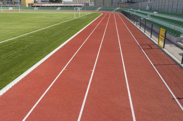 Nowa bieżnia na stadionie miejskim przy ul. Piekarskiej. Jej nawierzchnia jest taka sama jak na niebieskiej bieżni na stadionie olimpijskim w Berlinie, zaliczanej do najszybszych na świecie. Fot. Radosław Baj, Zespół Szkół Innowacyjnych.