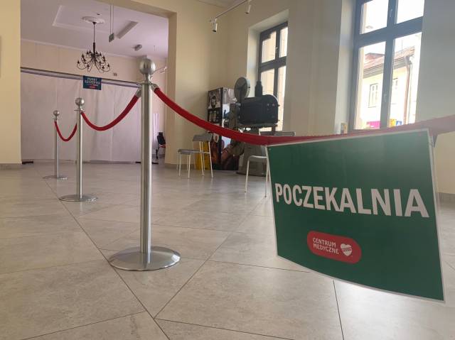 Poczekalnia w populacyjnym punkcie masowych szczepień 