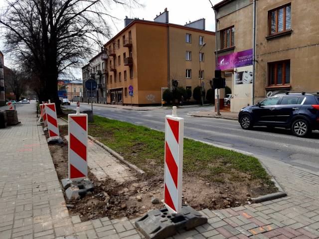 Fragment chodnika i ulicy Kraszewskiego