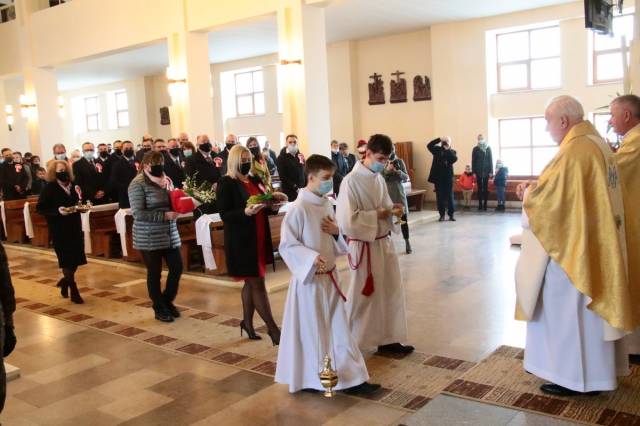 Niesienie darów ołtarza przez radne Rady Miasta Jarosławia.