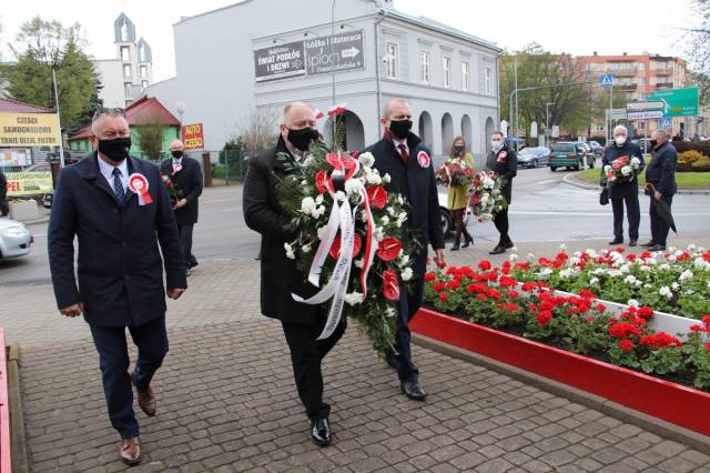 Złożeniem kwiatów pod Pomnikiem Konstytucji 3 Maja przez burmistrza miasta wraz z zastępcami.