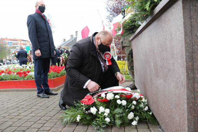 Złożeniem kwiatów pod Pomnikiem Konstytucji 3 Maja przez burmistrza miasta wraz z zastępcami.