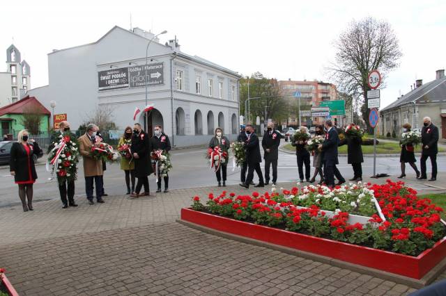 Złożeniem kwiatów pod Pomnikiem Konstytucji 3 Maja przez delegacje.