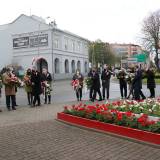 Złożeniem kwiatów pod Pomnikiem Konstytucji 3 Maja przez delegacje.