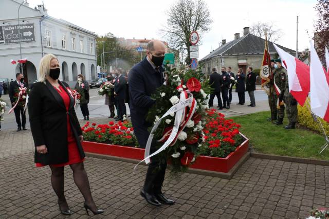 Złożeniem kwiatów pod Pomnikiem Konstytucji 3 Maja przez przewodniczącego Rady Miasta Jarosławia Szczepana Łąkę wraz z radną Agnieszką Wywrót.