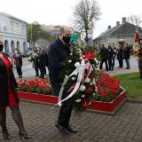 Złożeniem kwiatów pod Pomnikiem Konstytucji 3 Maja przez przewodniczącego Rady Miasta Jarosławia Szczepana Łąkę wraz z radną Agnieszką Wywrót.