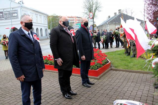 Złożeniem kwiatów pod Pomnikiem Konstytucji 3 Maja przez burmistrza miasta wraz z zastępcami.