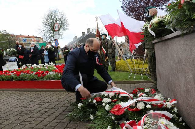 Złożeniem kwiatów pod Pomnikiem Konstytucji 3 Maja przez przewodniczącego Rady Miasta Jarosławia Szczepana Łąkę wraz z radną Agnieszką Wywrót.