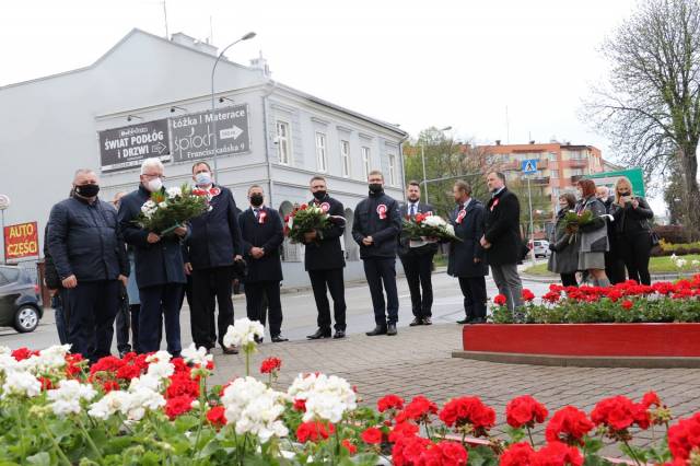 Złożeniem kwiatów pod Pomnikiem Konstytucji 3 Maja przez delegacje.