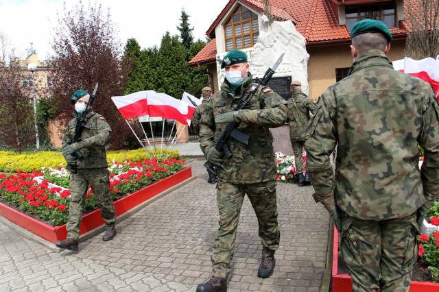 Zmiana warty przez żołnierzy Garnizonu Jarosław przy Pomniku Konstytucji 3 Maja.